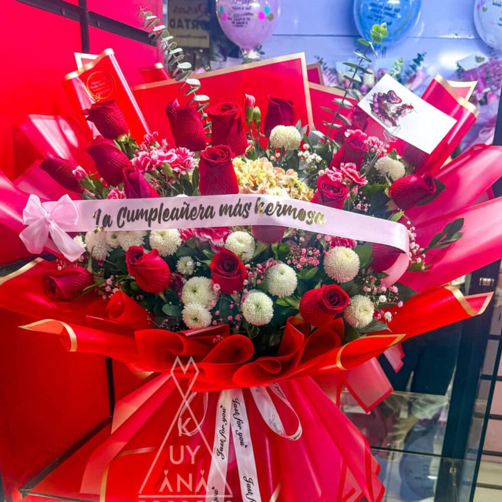 Arreglo 18 rosas + cinta con mensaje + flores secundarias