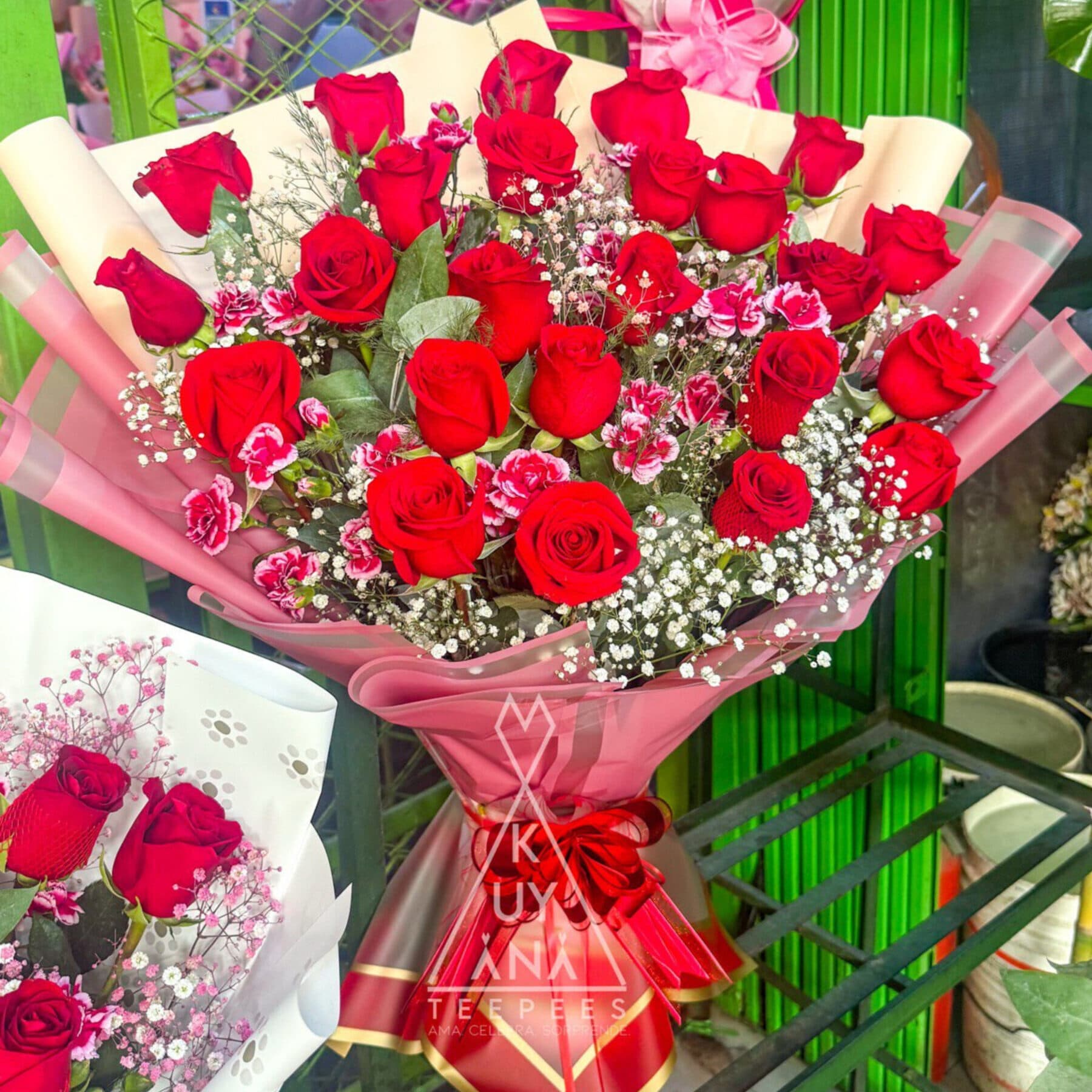 Arreglo de 24 rosas + follaje y flores secundarias